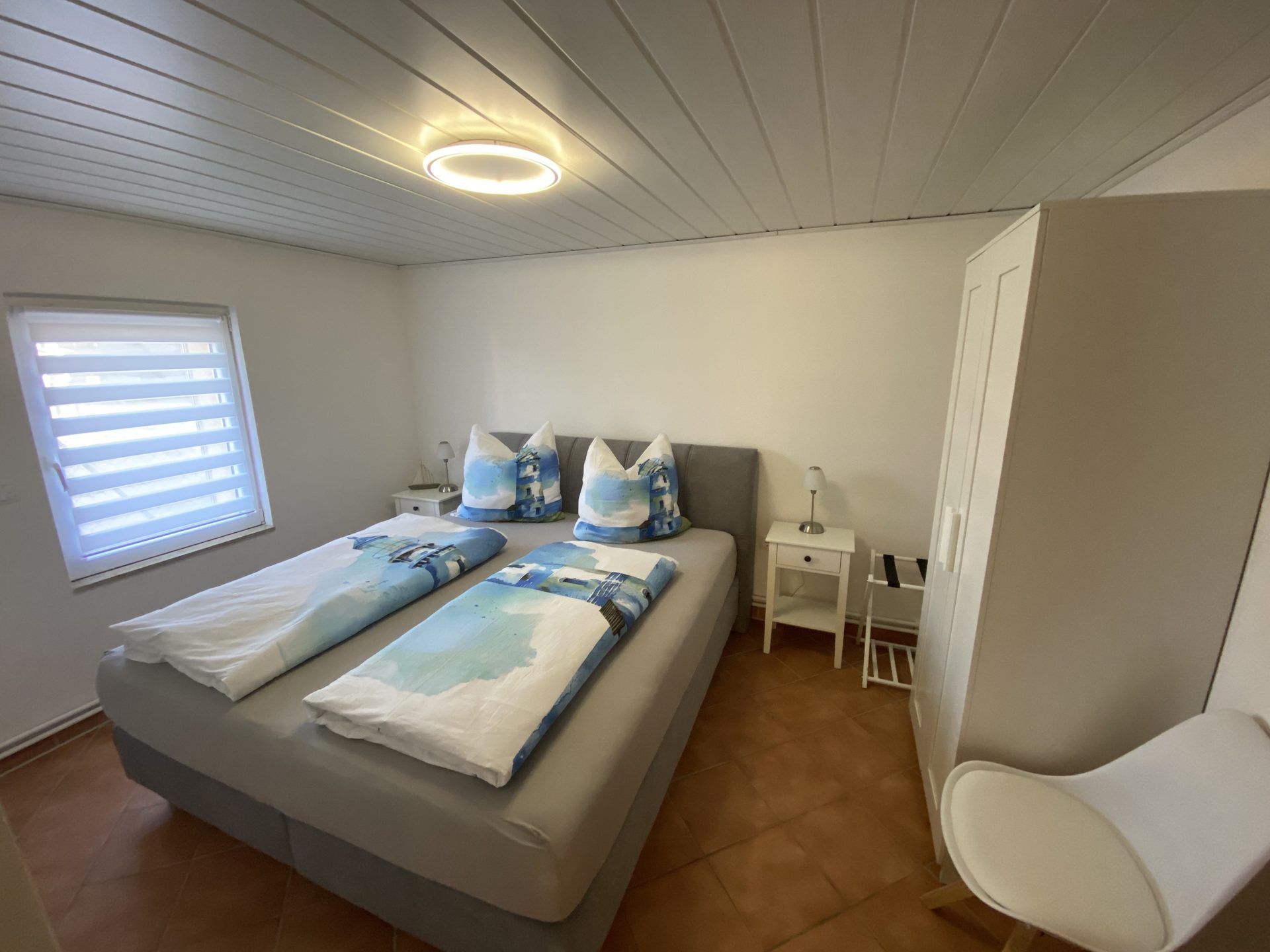 Großes Schlafzimmer mit Doppelbett und Kleiderschrank