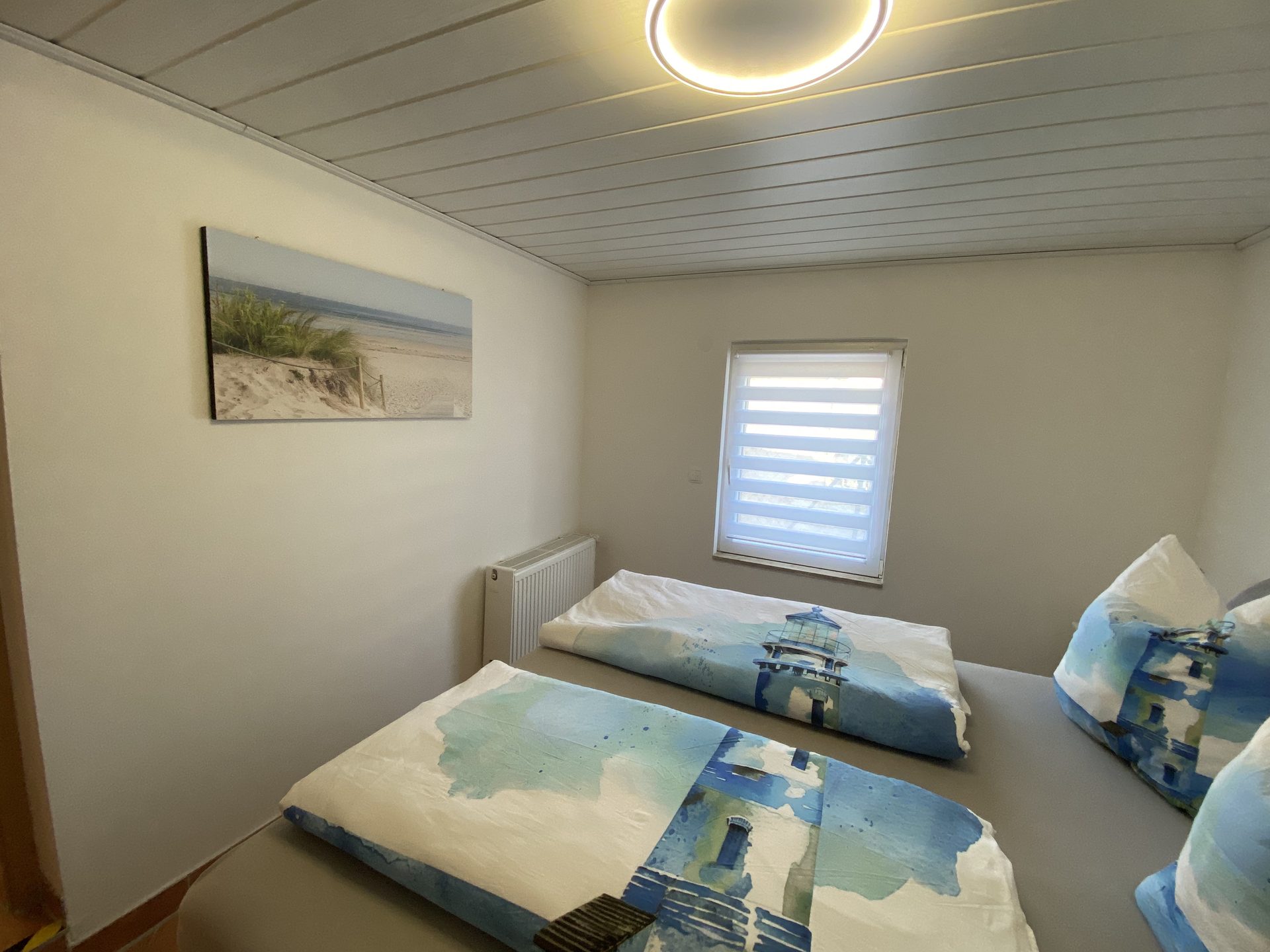 Großes Schlafzimmer mit Doppelbett