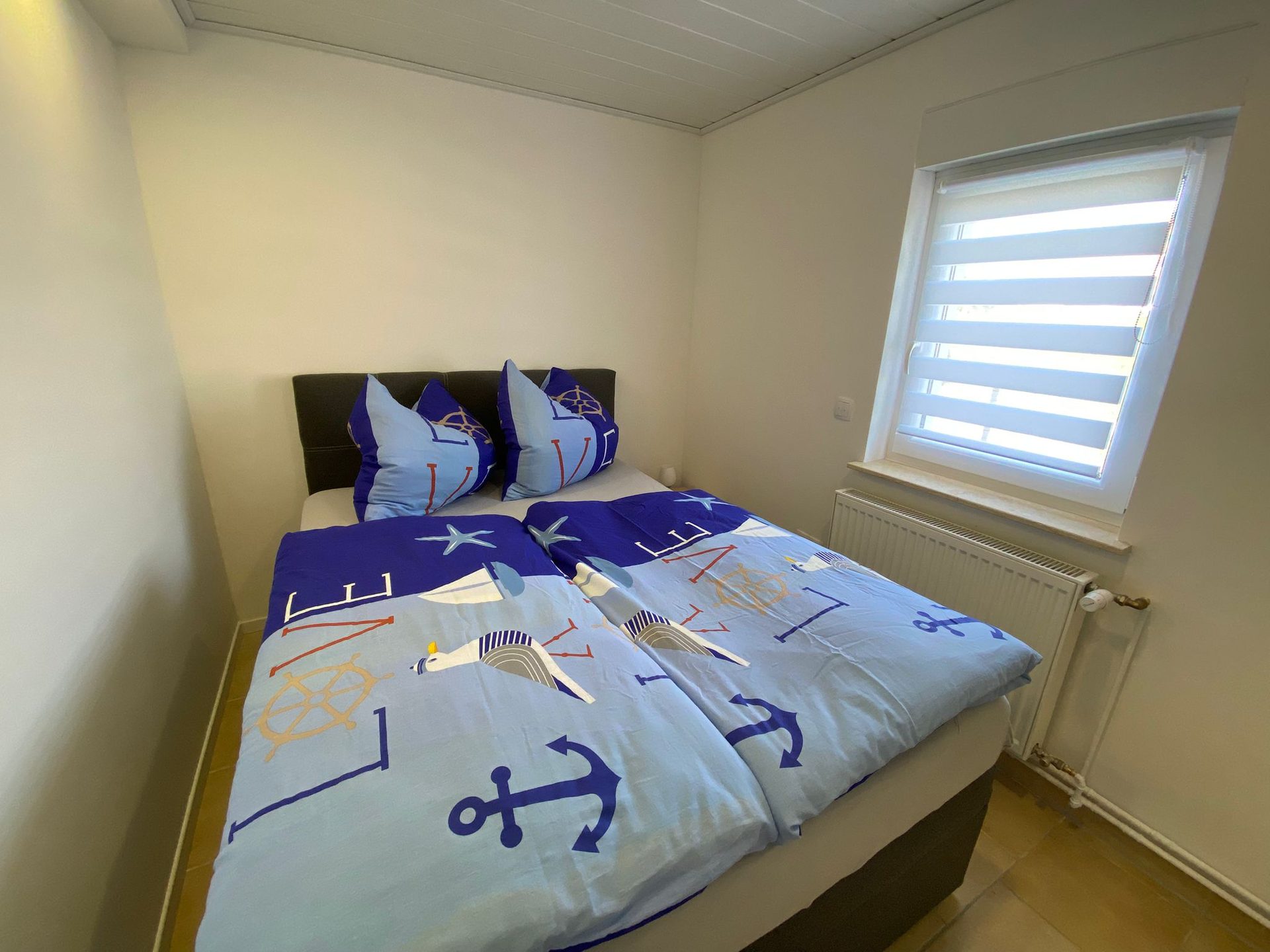 Kleines Schlafzimmer mit Doppelbett