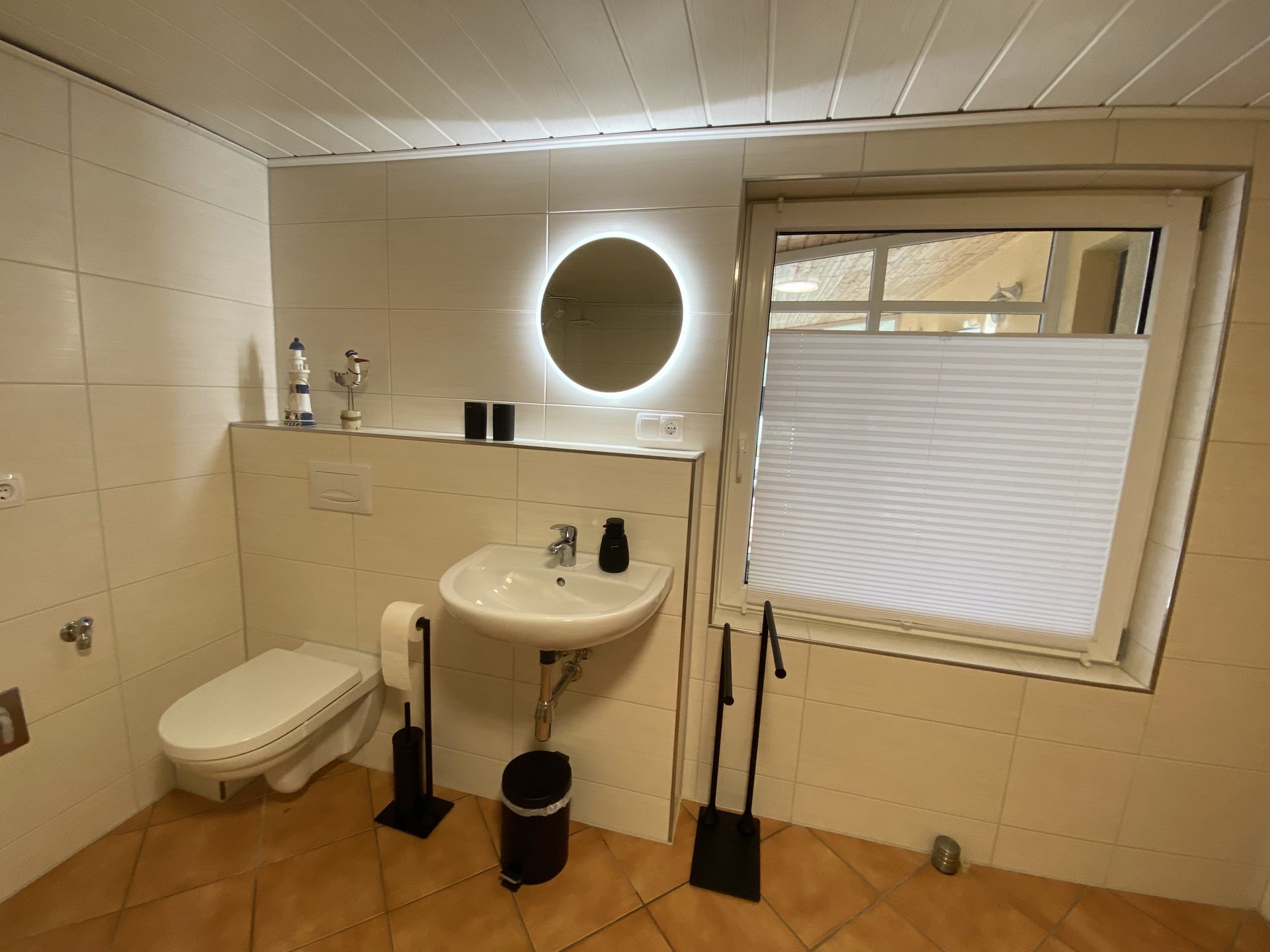 Badezimmer mit WC und Waschbecken