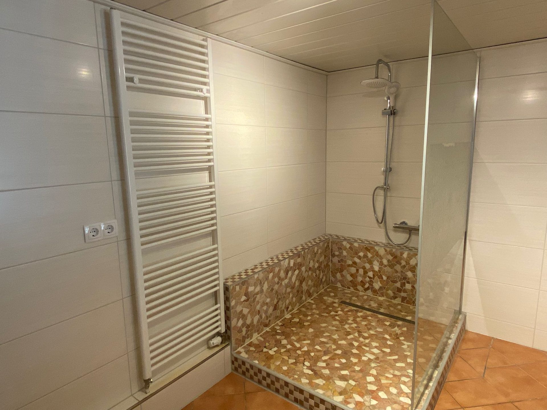 Dusche im Badezimmer